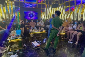 19 nam nữ thanh niên phê ma túy trong quán karaoke ở Bình Dương