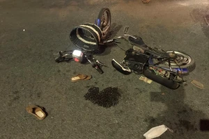 1 phụ nữ đi xe đạp điện tử vong dưới gầm container