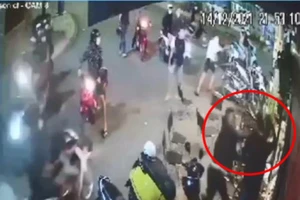 Hàng chục thanh niên lao vào quán cà phê chém loạn xạ