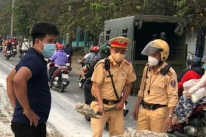CSGT Bình Dương cùng dân dọn đất, đá rơi trên quốc lộ