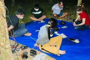 Nửa đêm đột kích vào ổ bạc giữa lô cao su ở Bình Dương