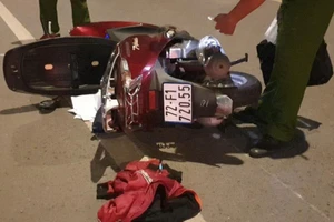 Đang chạy xe máy trên cầu Vĩnh Bình thì va chạm với xe tải cùng chiều