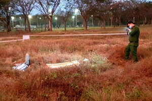 Bình Dương: Nam thanh niên chết cạnh xe máy trong khu công nghiệp