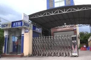 Tên cướp dùng súng, bom giả để cướp ngân hàng ở Bình Dương