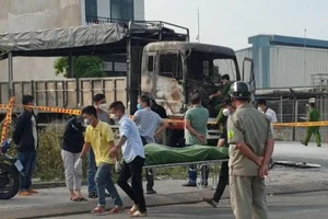 Xe tải đậu ở Bình Dương vẫn nổ máy khi bốc cháy dữ dội