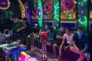 Bình Dương: quán karaoke đóng cửa, tắt đèn cho khách 'bay lắc'