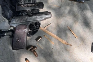 Nhóm thanh niên mang súng K59 đi bán thì bị bắt