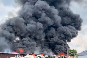 Kho phế liệu ở Bình Dương bốc cháy dữ dội