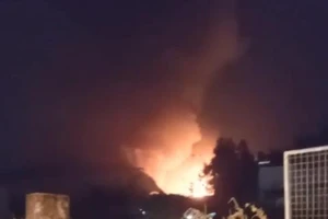 Công ty may ở Bình Dương bị lửa bao trùm lúc nửa đêm