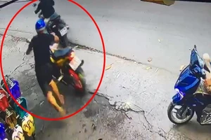 Nhóm trộm liên tiếp dàn cảnh ‘đá nóng’ xe máy ở Bình Dương