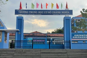 Nữ sinh lớp 9 bị mẹ bạn đánh ngay trong trường học ở Bình Dương