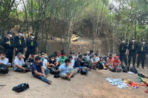 Hàng chục con bạc sát phạt nhau giữa vườn tre ở Bình Dương