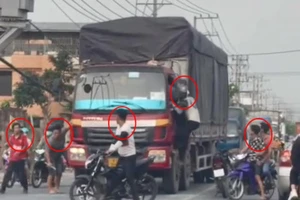 Nhóm người đập phá xe ô tô, hành hung tài xế ngay giữa đường