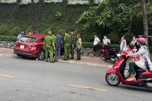 Bình Dương: 1 người lao ô tô từ hẻm ra đường, trên tay cầm kim tiêm