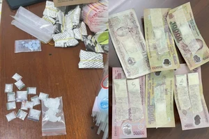 Kẹp ma túy trong những tờ tiền mang đi bán thì bị bắt
