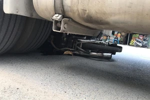 Ô tô kéo rê xe máy gần 1 km sau khi tông tử vong 2 vợ chồng 