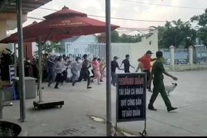 Bình Phước: Hàng trăm người chen lấn, giành giật bốc số làm hồ sơ đất