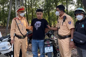 Nổ súng bắt 4 thanh niên thực hiện hàng loạt vụ cướp giật ở Bình Dương