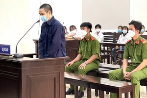 Mang súng và bom giả cướp ngân hàng, lãnh 9 năm tù