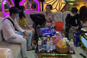 Nữ tiếp viên karaoke tại Bình Dương khỏa thân nhảy múa