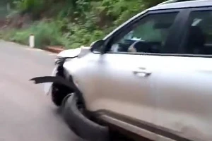 Truy đuổi cô gái lái ô tô bánh trước chỉ còn mâm sau khi gây tai nạn 