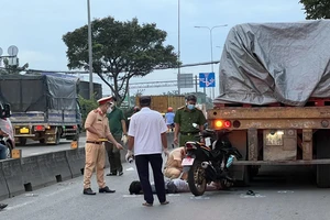 Bình Dương: Liên tiếp 2 xe máy đâm vào đuôi hai ô tô làm hai người chết