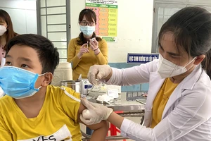 Bình Dương nhắn tin vận động người dân đi tiêm vaccine vì biến thể COVID-19