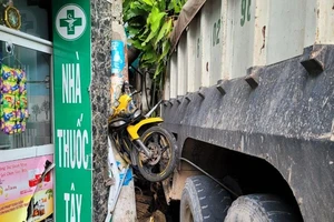 Bình Dương: Xe ben húc văng hàng loạt xe máy, người dân hoảng sợ la hét