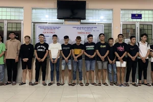 Hàng chục thanh niên cầm mã tấu truy sát đối thủ ở Bình Dương