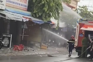 Bình Dương: Tiệm bán mũ bảo hiểm bốc cháy trong mưa