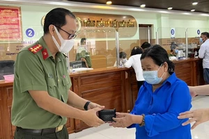 1 Đại úy công an trả lại ví có gần 50 triệu đồng cho người bỏ quên