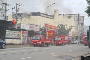 Vụ cháy quán karaoke ở Bình Dương: Khói lửa bùng phát trở lại