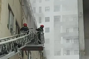 Hình ảnh lính cứu hỏa nỗ lực tìm kiếm nạn nhân trong vụ cháy quán karaoke tại Bình Dương