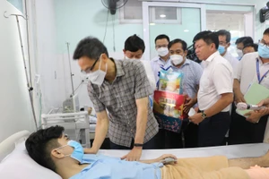 Phó Thủ tướng Vũ Đức Đam thăm các nạn nhân vụ cháy quán karaoke ở Bình Dương