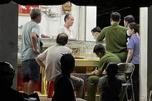 Bình Dương: 1 nam thanh niên cướp vàng rồi ném ra đường