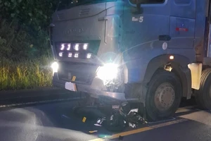 Xe máy tông trực diện vào xe tải, 2 thanh niên tử vong tại chỗ