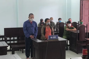 Bé gái bị chính mẹ ruột mình và cha dượng hành hạ, gây thương tích