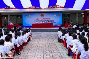 Hưởng ứng ngày Pháp luật Việt Nam, khoảng 1000 học sinh Bình Dương tham dự phiên tòa giả định