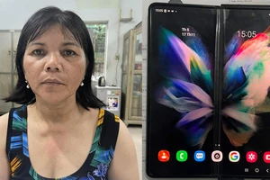 Vào tiệm tạp hóa mua đồ, lấy luôn điện thoại