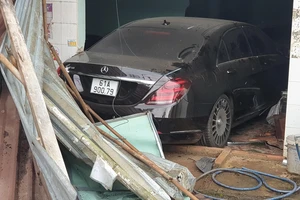 Nữ tài xế lái xe Mecerdes tông sập nhà dân ở Bình Phước