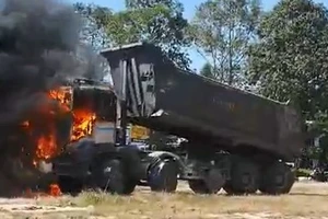 3 xe tải ở Bình Dương bốc cháy khi đang chạy 