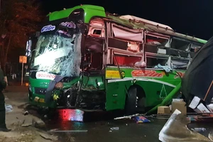 2 ô tô tông trực diện, tài xế xe tải văng xuống đường trọng thương