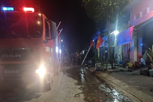 Bình Dương: Đạp đổ xe máy rồi châm lửa đốt, cháy cả nhà