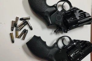 Rao bán súng đạn trên Facebook bị công an bắt