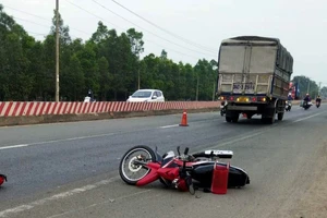 Vợ chồng tử vong dưới gầm xe tải ở Bình Dương