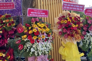 Tự đặt lẵng hoa lấy tên lãnh đạo đặt ở quán cà phê ngày khai trương