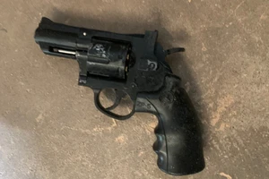 Dùng súng bắn thiếu nữ 16 tuổi vì ghen