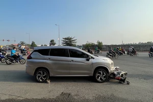 Ngáo đá tông ô tô vào nhiều xe máy đang chờ đèn đỏ