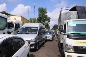 Bình Phước: Xe đậu hàng dài trước trung tâm đăng kiểm
