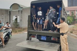 Bình Dương: Hàng chục 'quái xế' nẹt pô, bốc đầu gây náo loạn khu phố